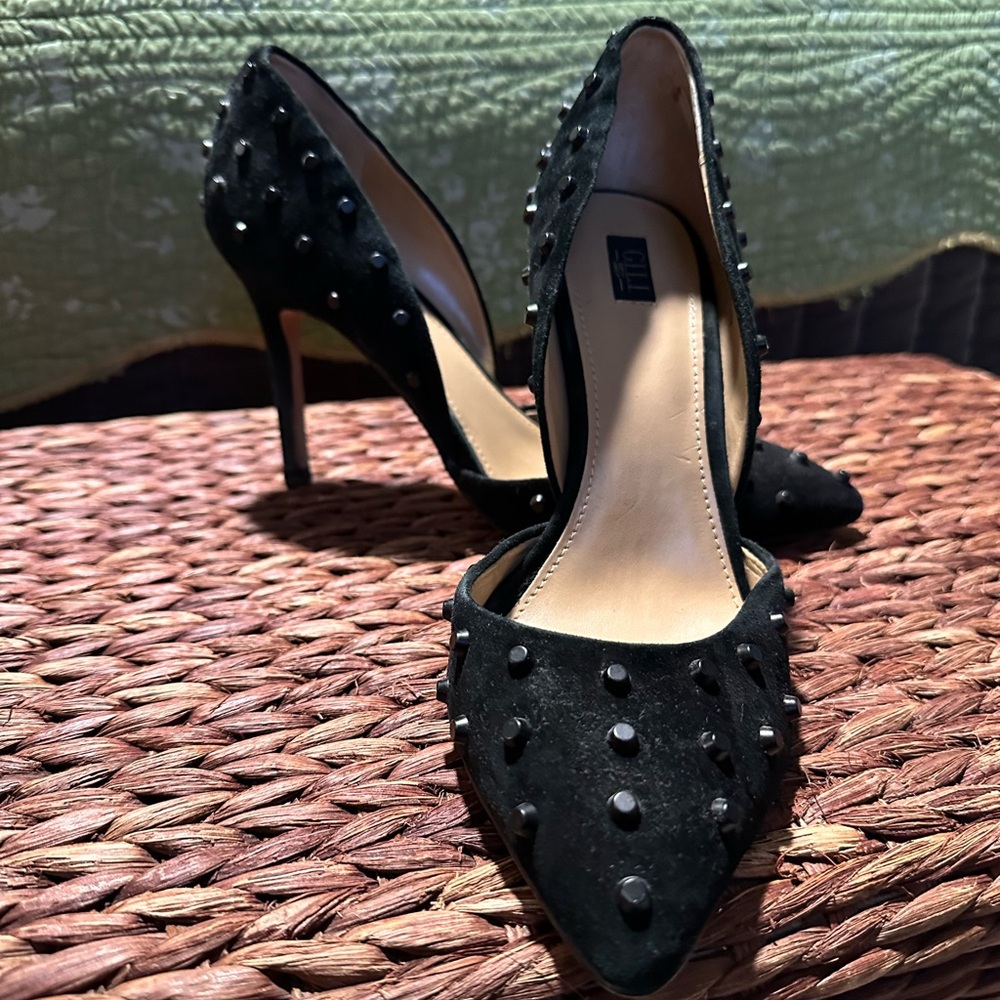 Lightly worn suede studded black pumps. GILI brand with 3 inch heels. Very cool